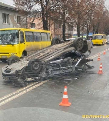 У Луцьку на дорозі перекинулось авто. Відео