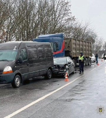 Водій фури спричинив ланцюгову ДТП із п&#039;ятьма авто у Хмельницькому
