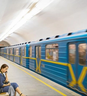 На 19 станциях киевского метро обустроили USB-зарядки для смартфонов