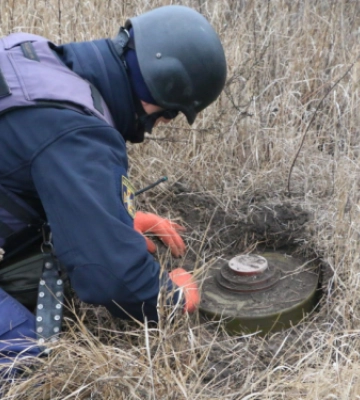 Як запорізькі піротехніки розміновують землі від снарядів, ракет і мін окупантів - відео