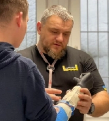 У Львові встановили біонічний протез лікарю, який втратив руку на фронті