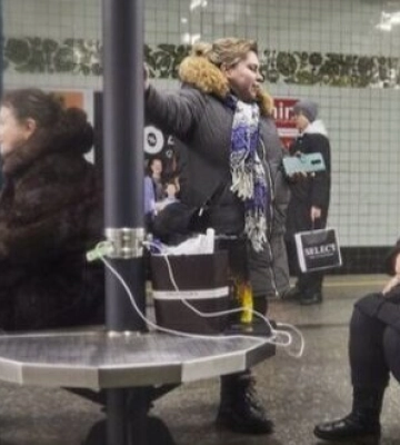 На 19 станціях метро в Києві облаштували точки з USB-зарядками. ПЕРЕЛІК СТАНЦІЙ
