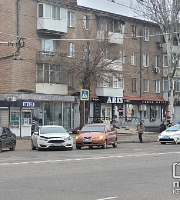 В Кривом Роге столкнулись две легковушки