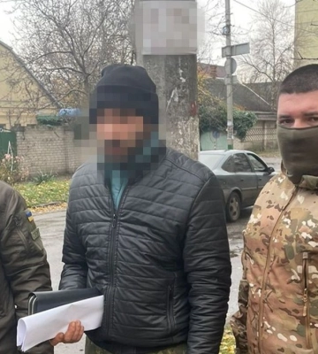 Незаконно затримували та катували українців: СБУ затримала у Херсоні двох колаборантів