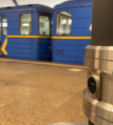 На 19 станціях столичного метрополітену облаштовані точки з USB-зарядками (перелік)