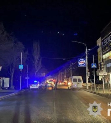 У промисловому районі Запоріжжя легковик влетів у зупинку: водія затисло конструкціями