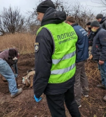 Правоохоронці ексгумували тіла людей, який розстріляли військові РФ у селищі Правдине на Херсонщині