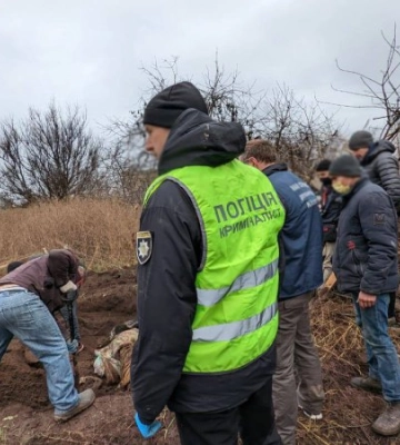 Правоохоронці ексгумували тіла людей, який розстріляли військові РФ у селищі Правдине на Херсонщині