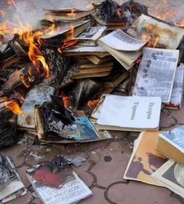 У Запорізькій області росіяни вилучають та знищують підручники з історії України