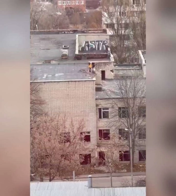 У Дніпрі на Робочій діти лазили на даху покинутої будівлі: відео