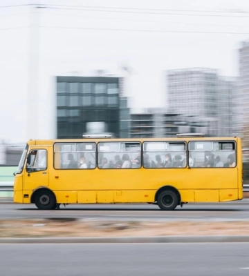 У Дніпрі з автобуса на ходу випали люди: один пасажир потрапив під колеса