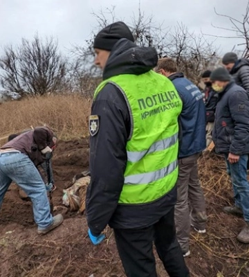 В селі Правдине на Херсонщині правоохоронці ексгумували тіла семи мирних мешканців, серед яких неповнолітня дівчина