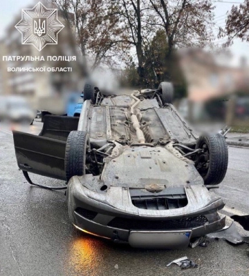 Не впорався з керуванням і зіткнувся з маршруткою: деталі ДТП у Луцьку на Львівській