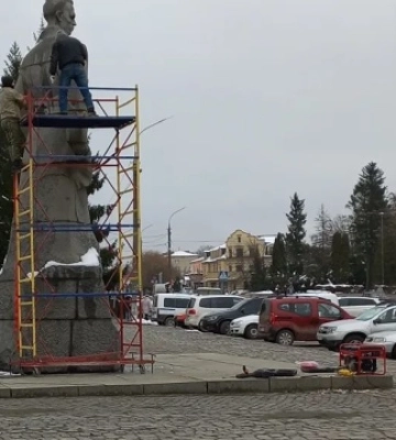 У Шепетівці демонтують пам’ятник Островському