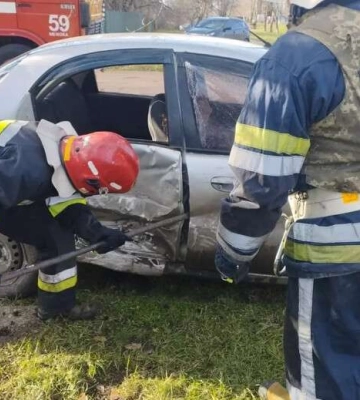 На Дніпропетровщині жінку затисло у легковику через ДТП