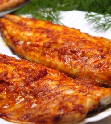 Запеченная скумбрия с паприкой и чесноком