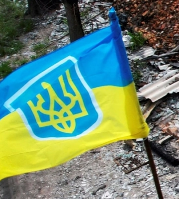 На Харківщині повідомили про підозру жінці, яка розірвала та кинула на землю прапор України