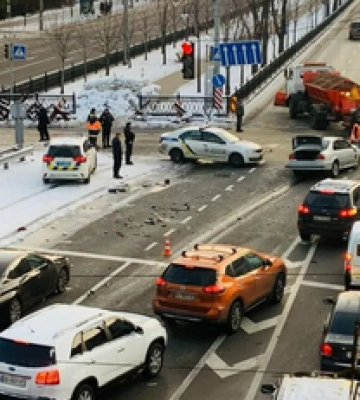 У Києві через слизьку дорогу сталася масштабна ДТП з переворотом: фото і відео