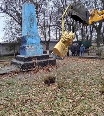 Накинули зашморг на шию та знесли: в Одеській області прибрали бюст російського поета Пушкіна, - ФОТО