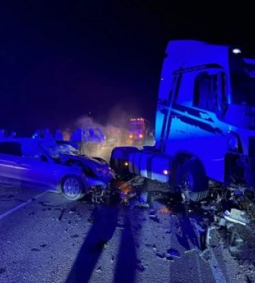 Фура розчавила Mercedes: На Закарпатті моторошна ДТП, мертвого водія деблокували з іномарки 