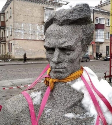 На Хмельниччині демонтовано пам&#039;ятник письменнику Миколі Островському (відео)