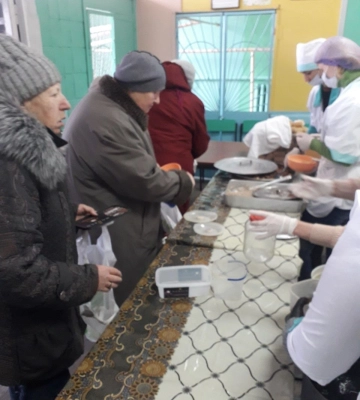 В Харькове в Салтовском районе начали выдавать горячие обеды