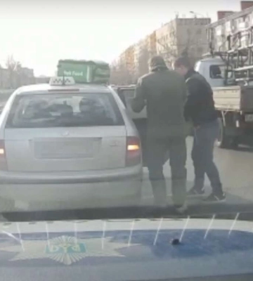 У Дніпрі поліцейський врятував чоловіка, у якого стався епілептичний напад. Відео