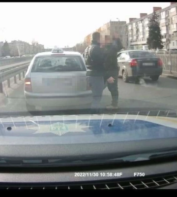 Таксист звал на помощь: в Днепре полицейский спас жизнь мужчине с эпилепсией (Видео)