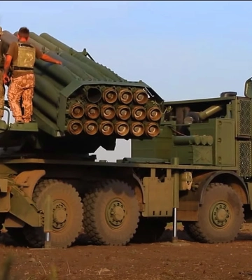 Били по ВС РФ на Луганщине: боец ВСУ показал работу украинской РСЗО &quot;Буревій&quot; 
