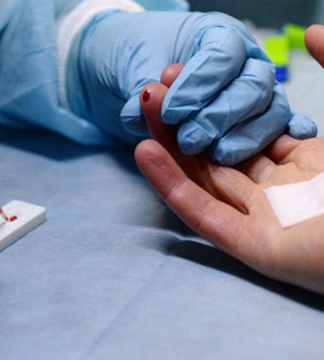 У Рівному всіх охочих тестували на ВІЛ та роздавали презервативи (ВІДЕО)