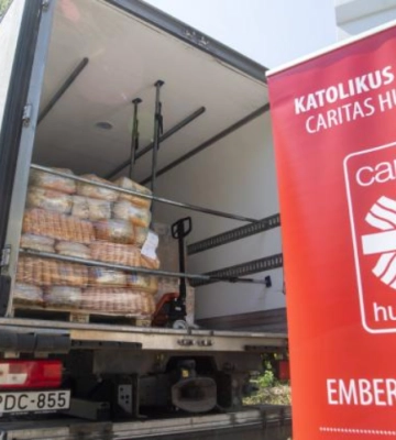 «Карітас» Угорщини та Словаччини: Благодійні організації доставили на Закарпаття три тонни гумвантажів