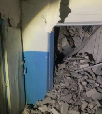 Російські військові обстріляли адміністративну будівлю у селі Запорізького району - фото