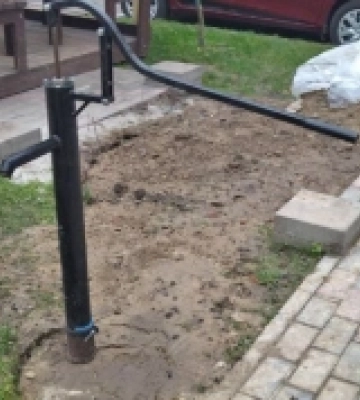 В дворах луцьких багатоповерхівок облаштовують водозабірні колонки