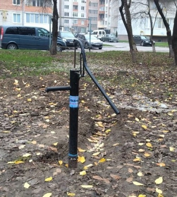 В дворах луцьких багатоповерхівок облаштовують водозабірні колонки