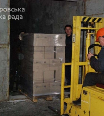 Олія, вода, консерви, тушкованка. Дніпро передав гуманітарну допомогу Херсону