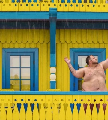 Фотограф з Миколаєва, що самоіронічно знімав себе голяка, отримав престижну міжнародну премію