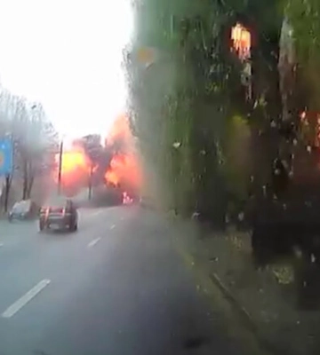 Володимир Зеленський показав відео моменту ракетного удару по Дніпру