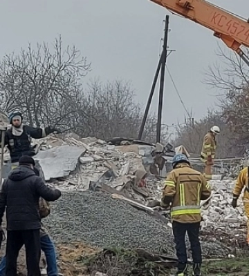 На Запоріжжі на місці ракетного удару розбирають завали