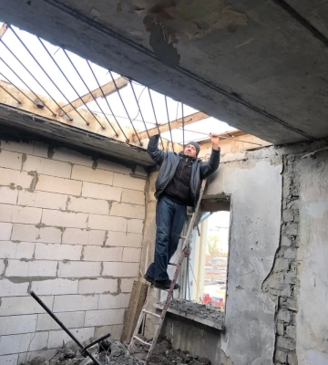 Снаряд зруйнував дах та стіни: у Харкові відновлюють будинок 