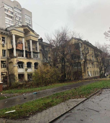 Розбитий тролейбус та пошкоджені будинки: з&amp;#039;явилися перші фото наслідків російської атаки на Дніпро