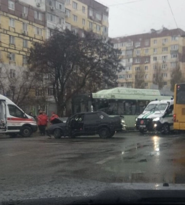 Зіштовхнулись автобус з пасажирами та легковик: у Дніпрі сталася аварія