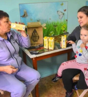 Запорізьким переселенцям привезли смачний чай, який не потрібно заварювати
