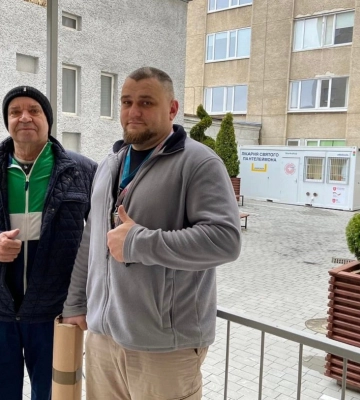 У Львові встановили протез чоловікові, який  голіруч виніс з городу 12 мін