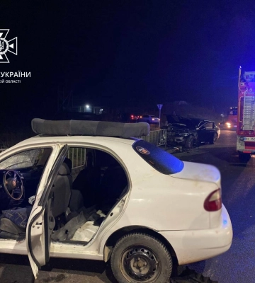 Поблизу Львова сталася смертельна ДТП: пасажирку Daewoo Lanos вивільняли рятувальники, - ФОТО