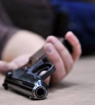 У Полтаві знайшли мертвого чоловіка у власній квартирі, поруч   пістолет