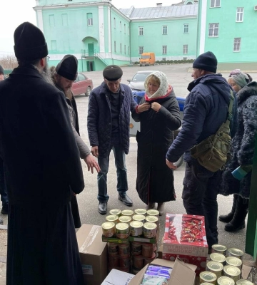 На Виннитчине митрополит УПЦ передал гуманитарную помощь ВСУ