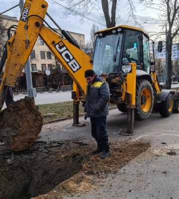 Коммунальщики Харькова ремонтируют водопровод на Алексеевке и Научной