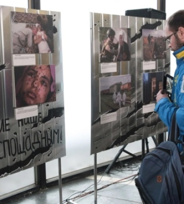 У київському метро відкрили фотовиставку «Війна крізь об’єктив: фото з України»