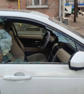 У Дніпрі невідомі розгромили кілька автомобілів