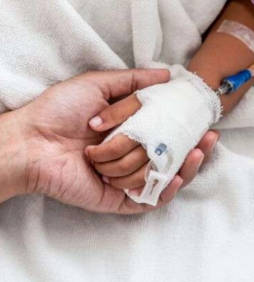 У Дніпрі рятують трьох дівчаток, які постраждали від вибуху гранати